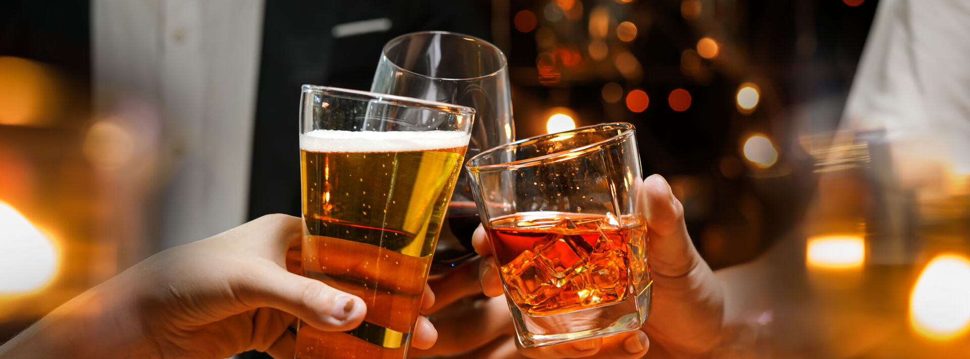 Festlich gedeckter Tisch mit Dekoration und Geschirr